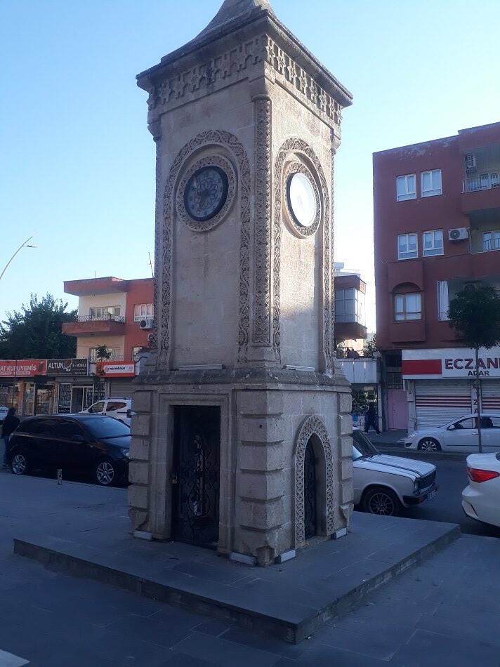 Saat kulesindeki çöplere tepki!