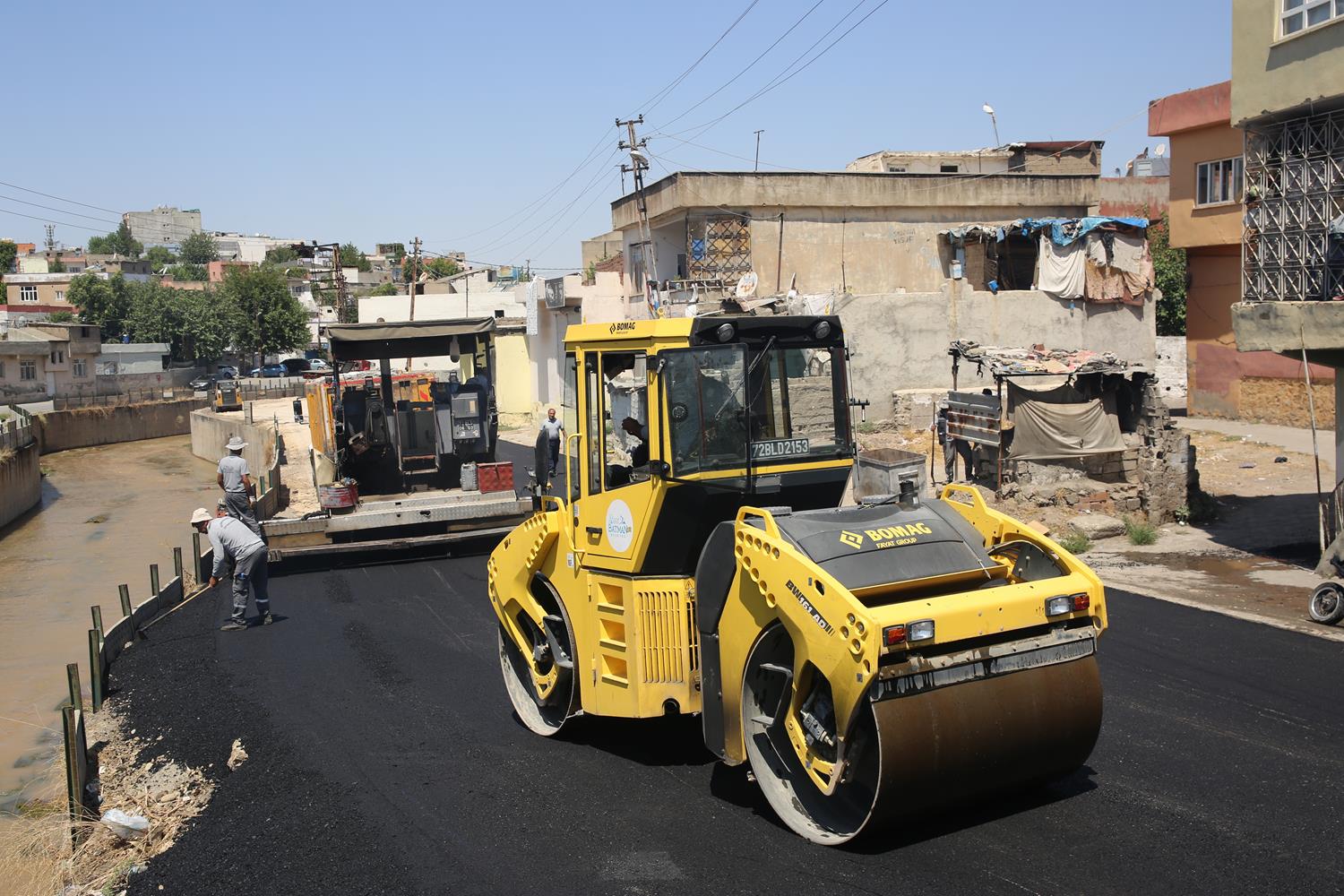 Sıcak asfalt serimi devam ediyor
