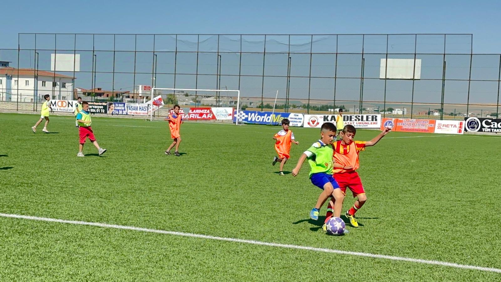 Yüzlerce çocuğa futbol eğitimi