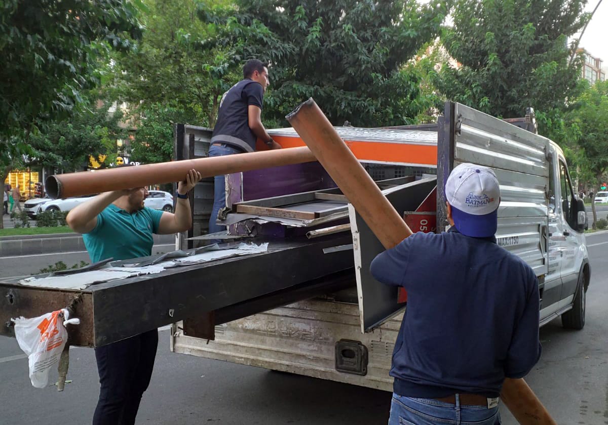 İzinsiz reklam panoları toplandı