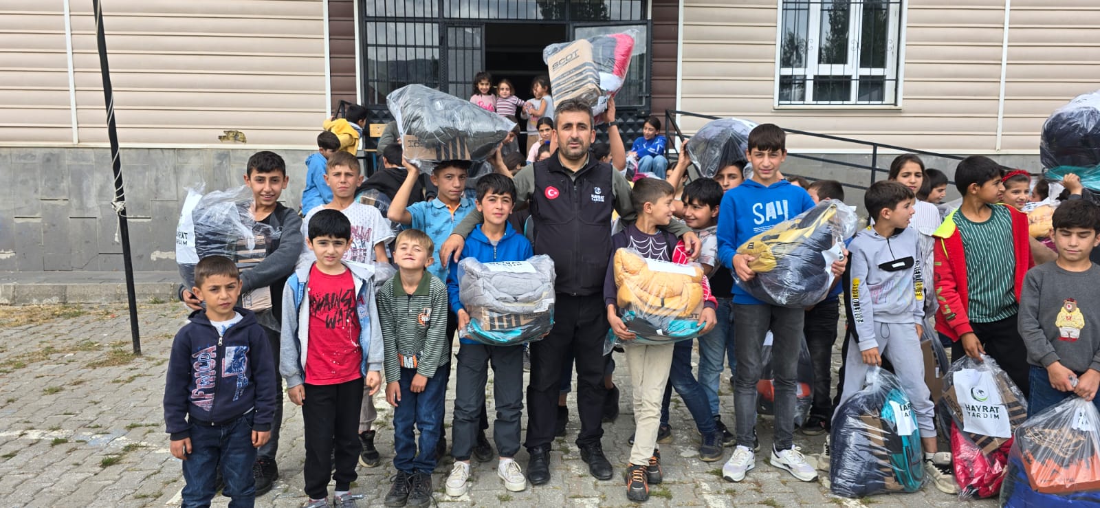2500 Öğrenciye eğitim kışlık seti