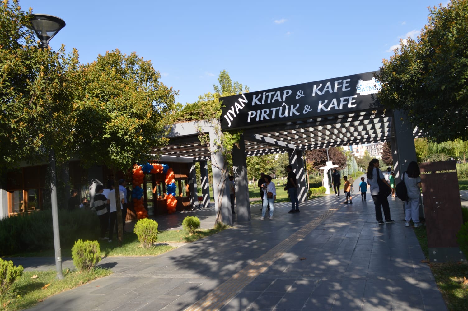 Aynı çatı altında hem kafe hem kütüphane