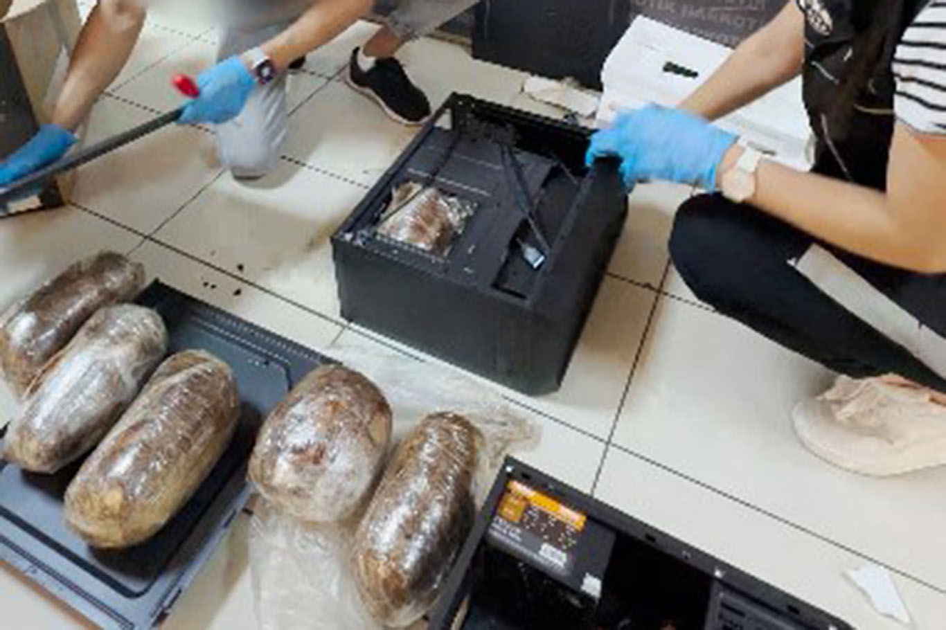 Bilgisayar kasasında uyuşturucu ele geçirildi