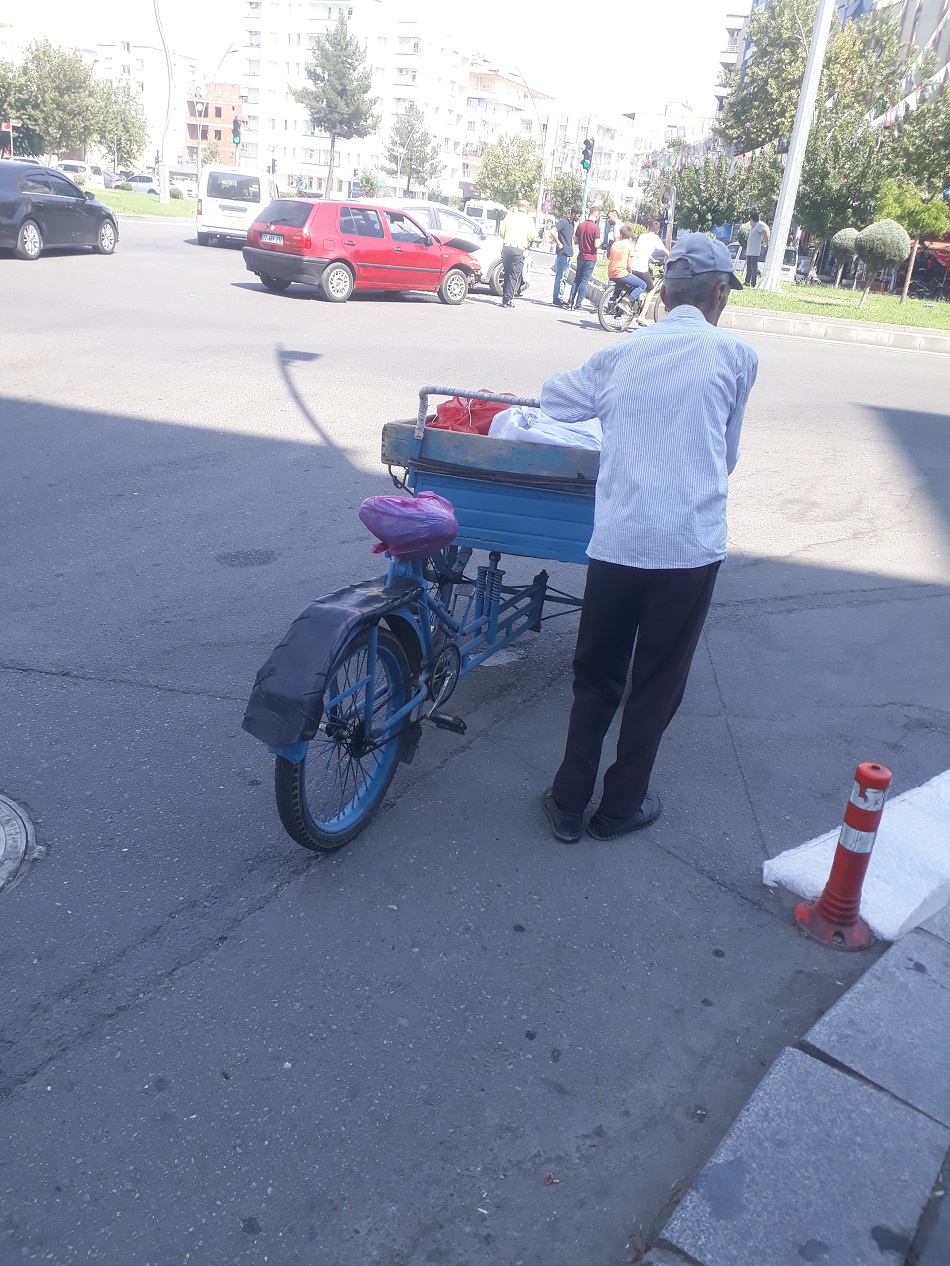 Ekmekleri için pedal sallıyorlar