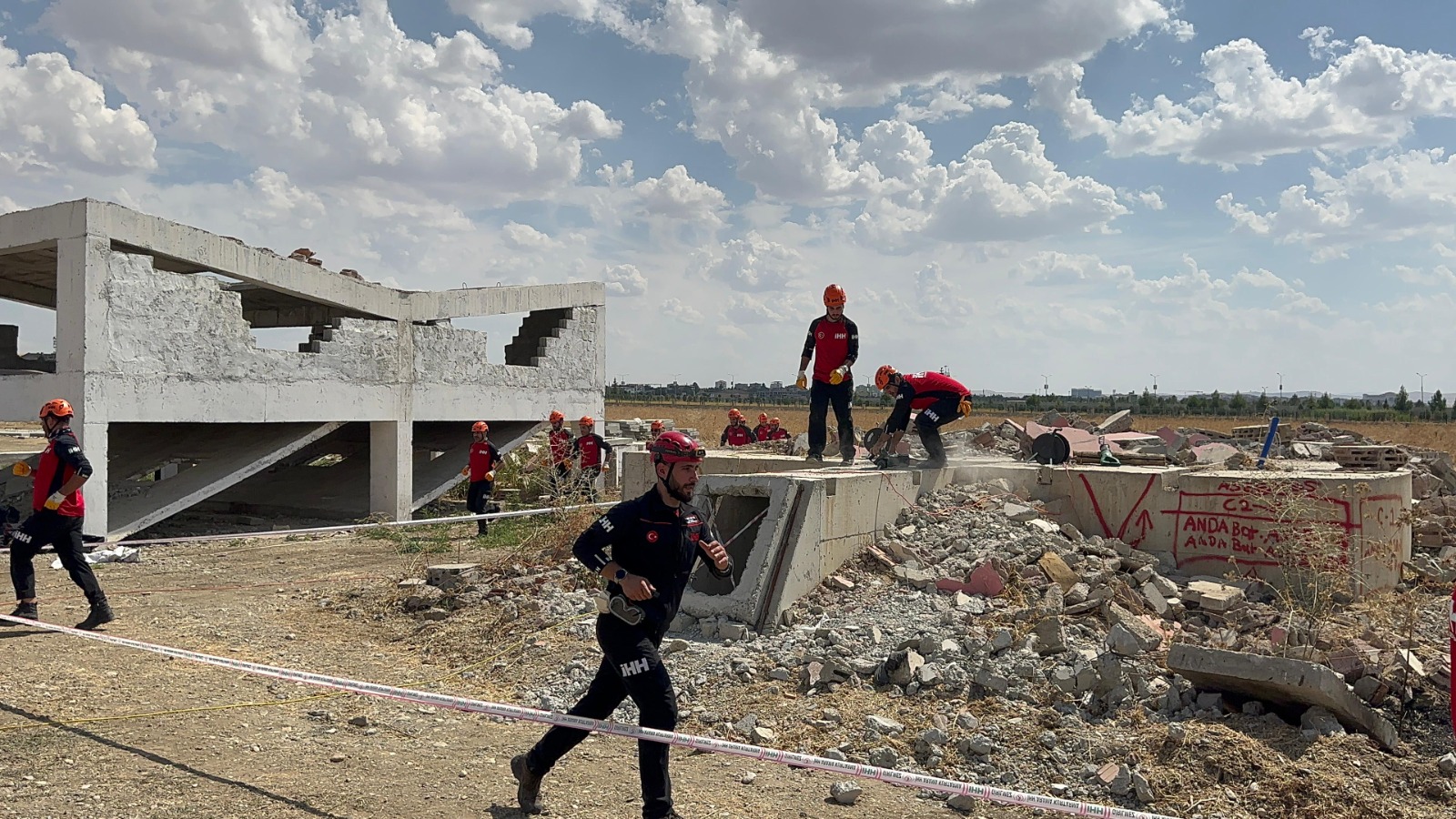 Gerçeği aratmayan deprem tatbikatı