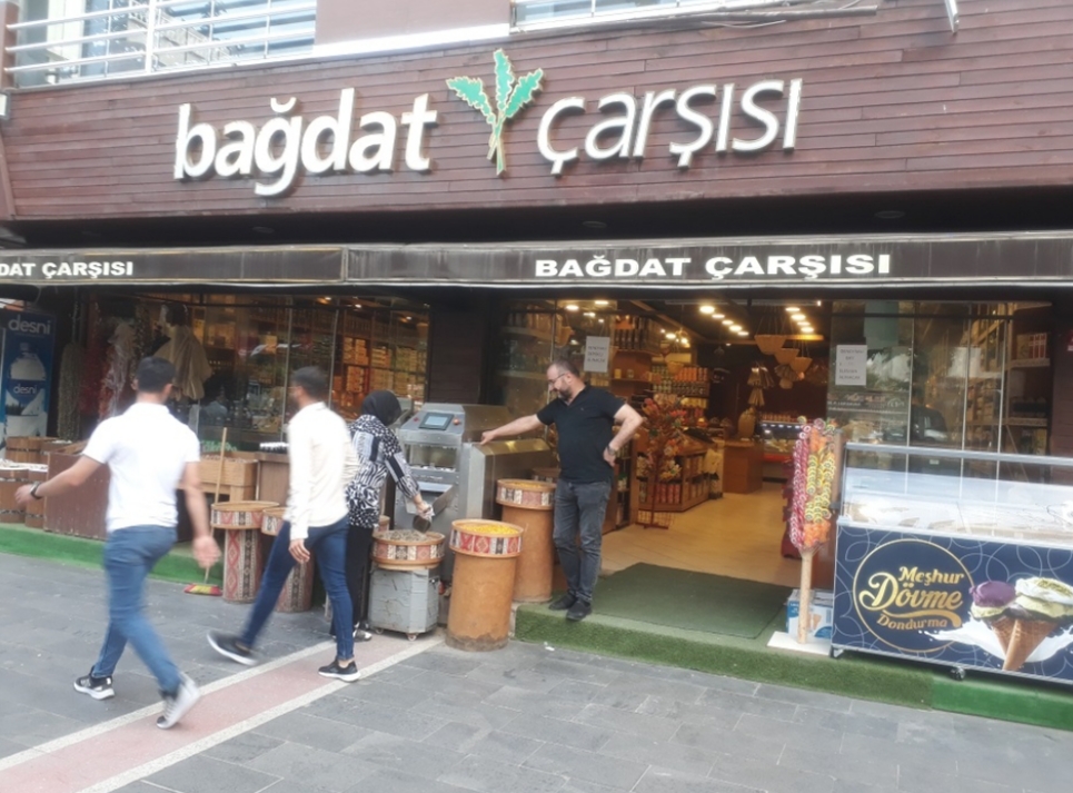 Ham çekirdeği kavurup satıyorlar