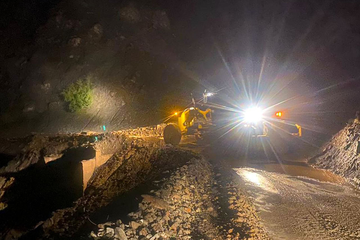 Heyelanda mahsur kalan araçlar kurtarıldı