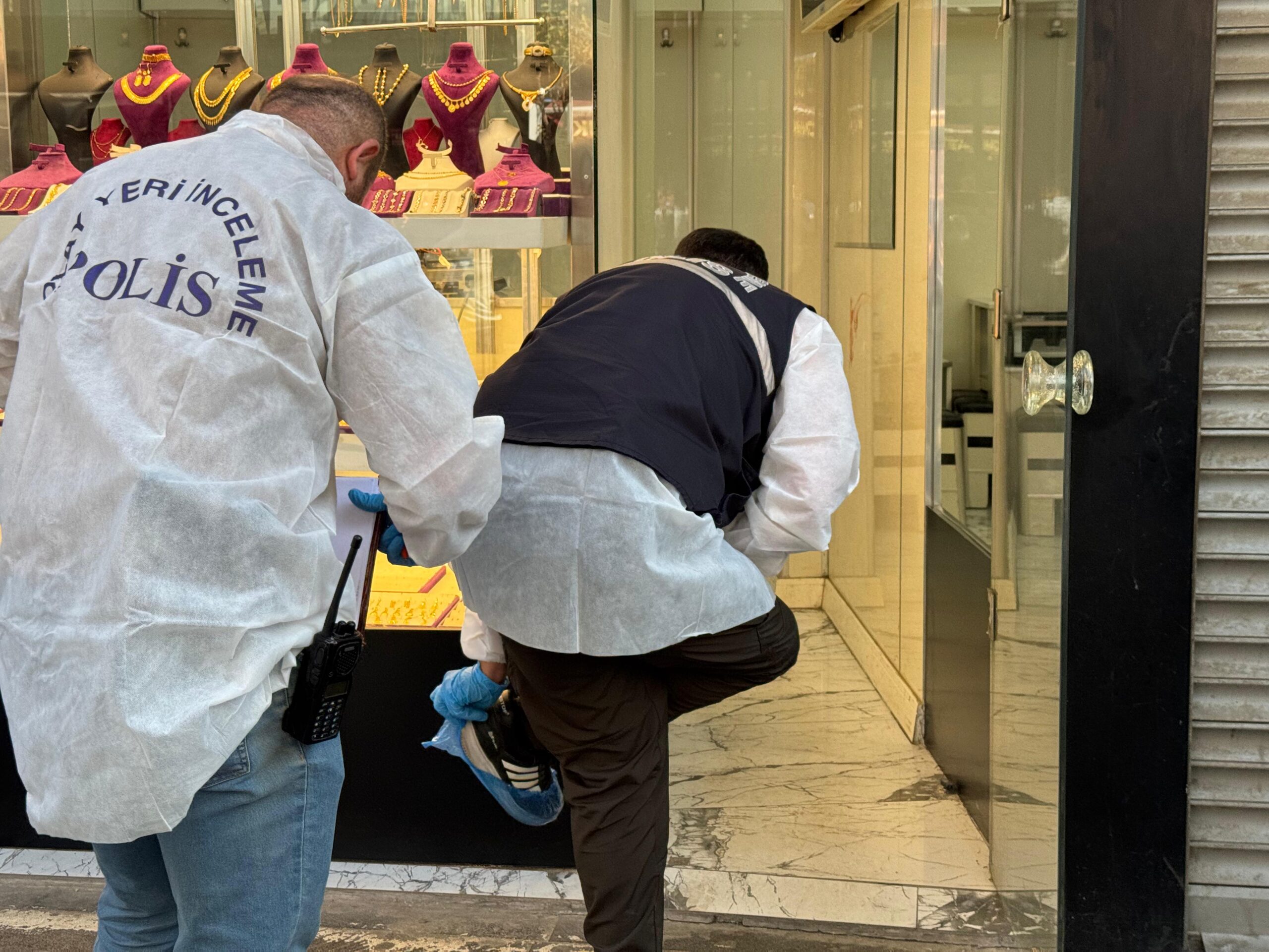 İşyerinde kafasına sıktı!