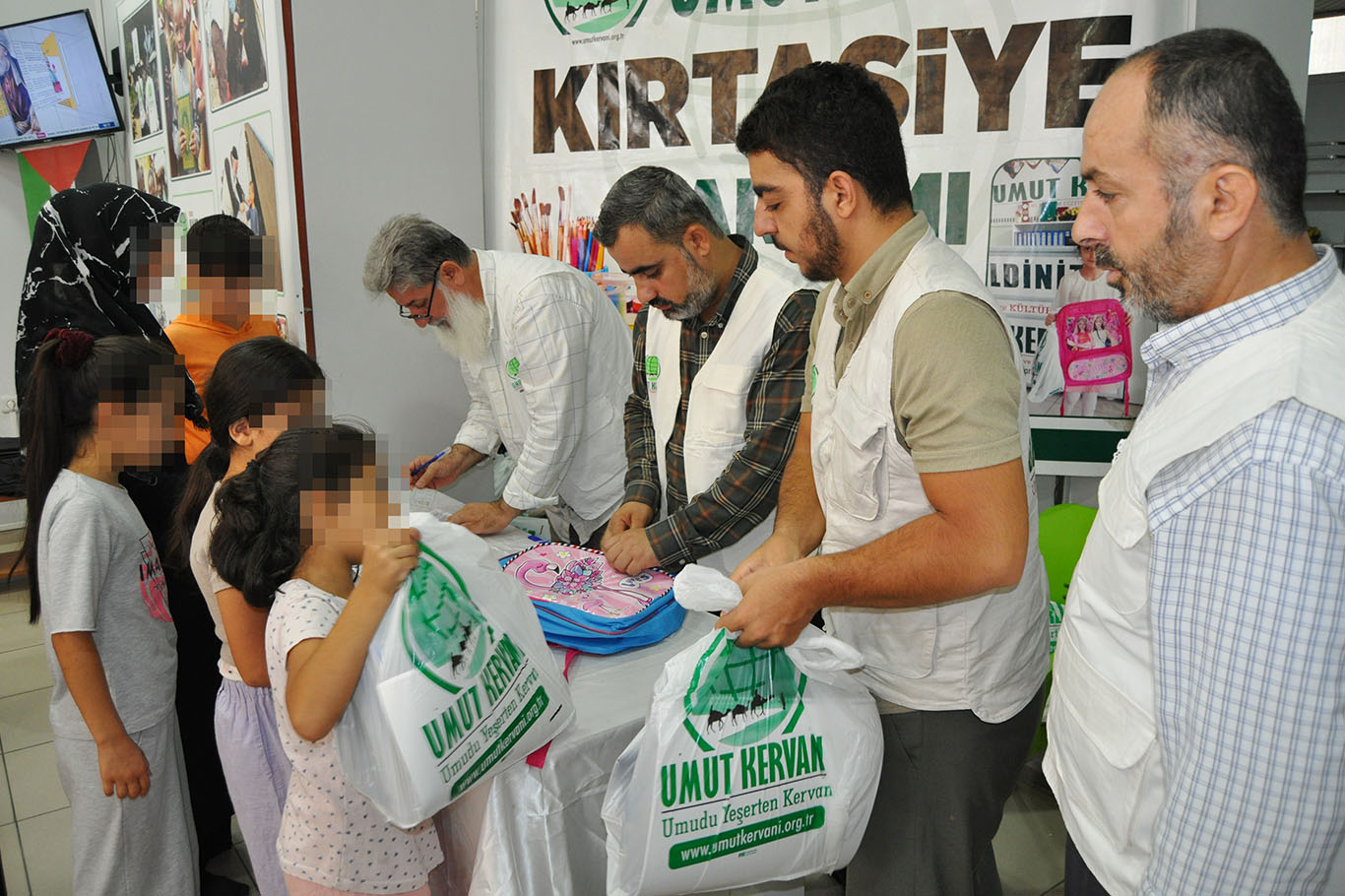 Kırtasiye yardımları yüz güldürdü