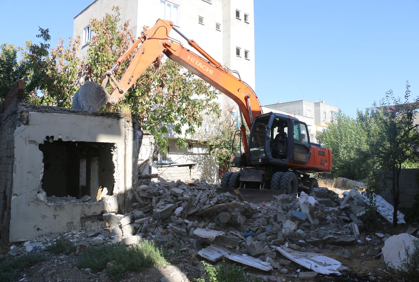 Metruk yapılar yıkılıyor