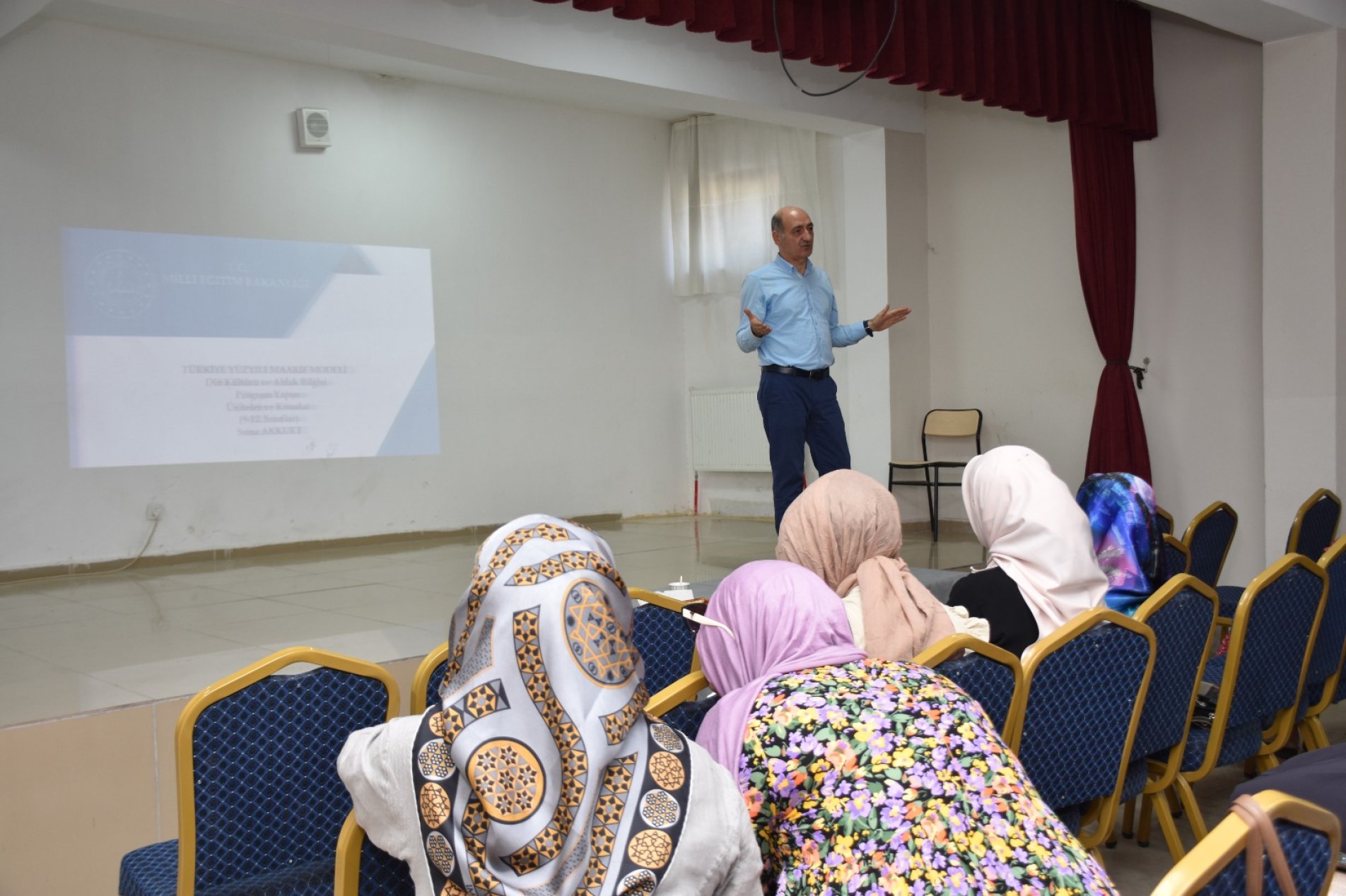 “Öğretmenlerimiz, geleceğimizin mimarıdır”