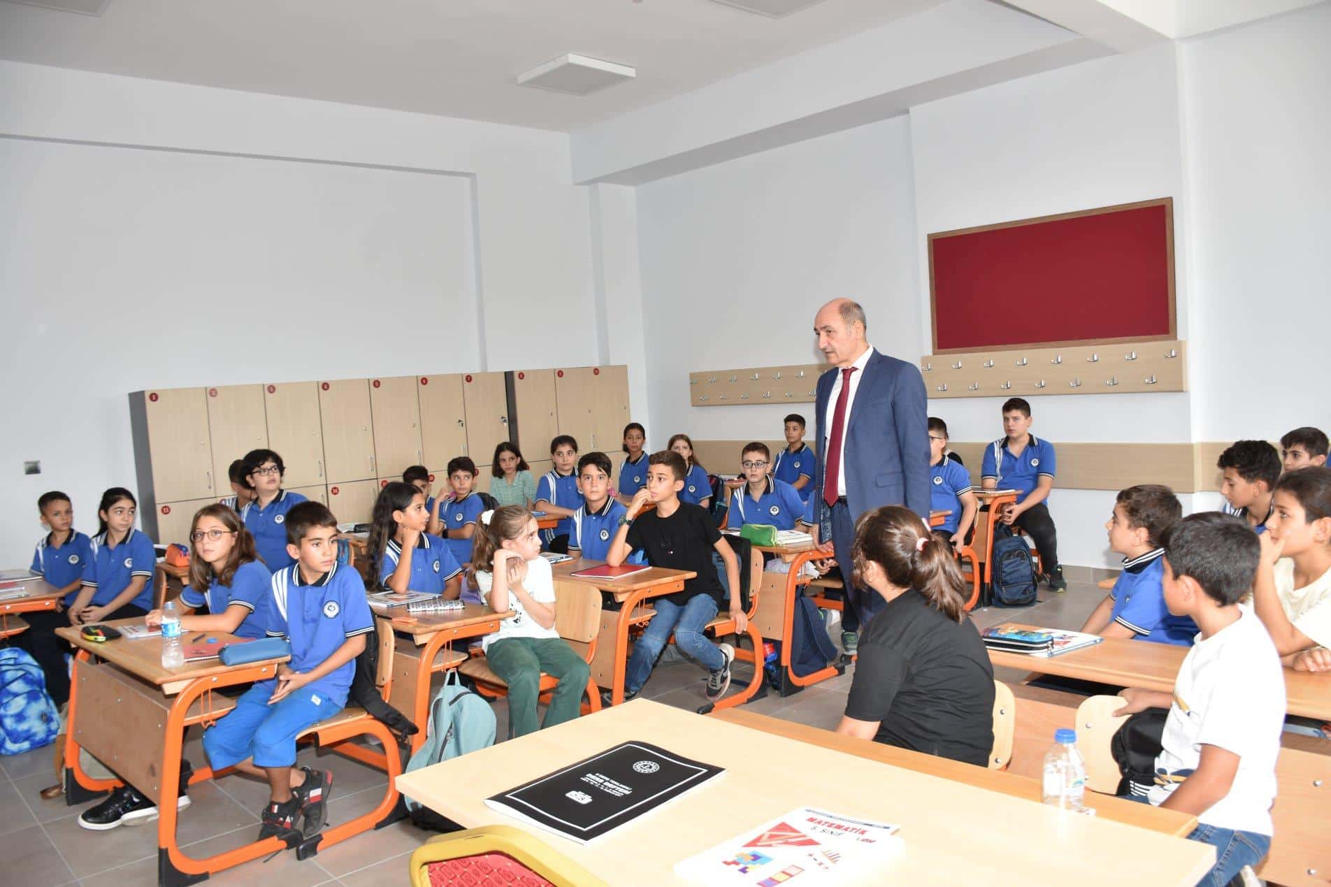 Okulları gezip öğrencileri dinledi