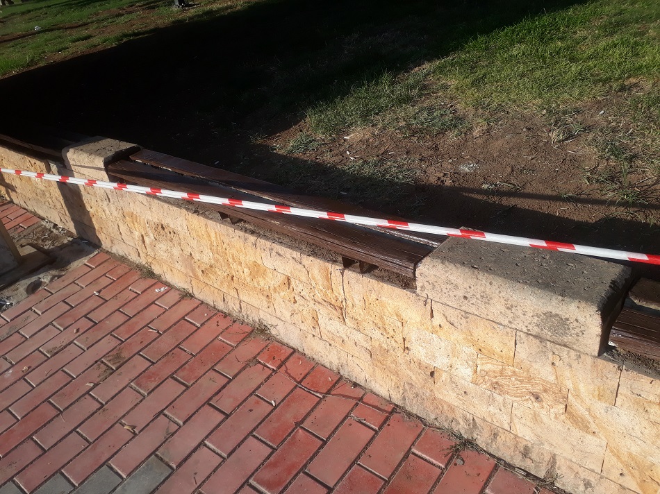 Parklarda banklar onarılıyor