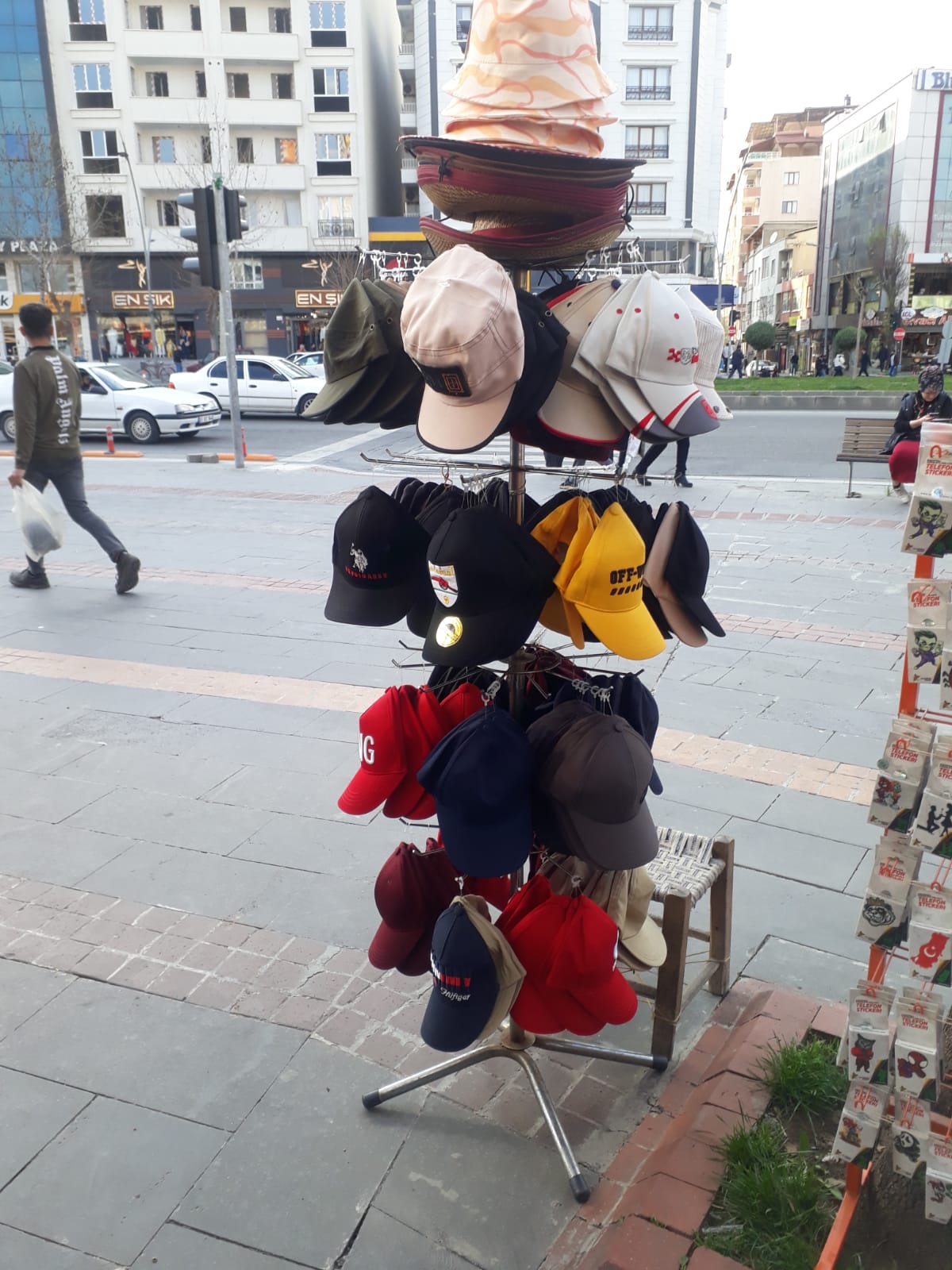 ŞAPKALAR 130 TL’YE DAYANDI