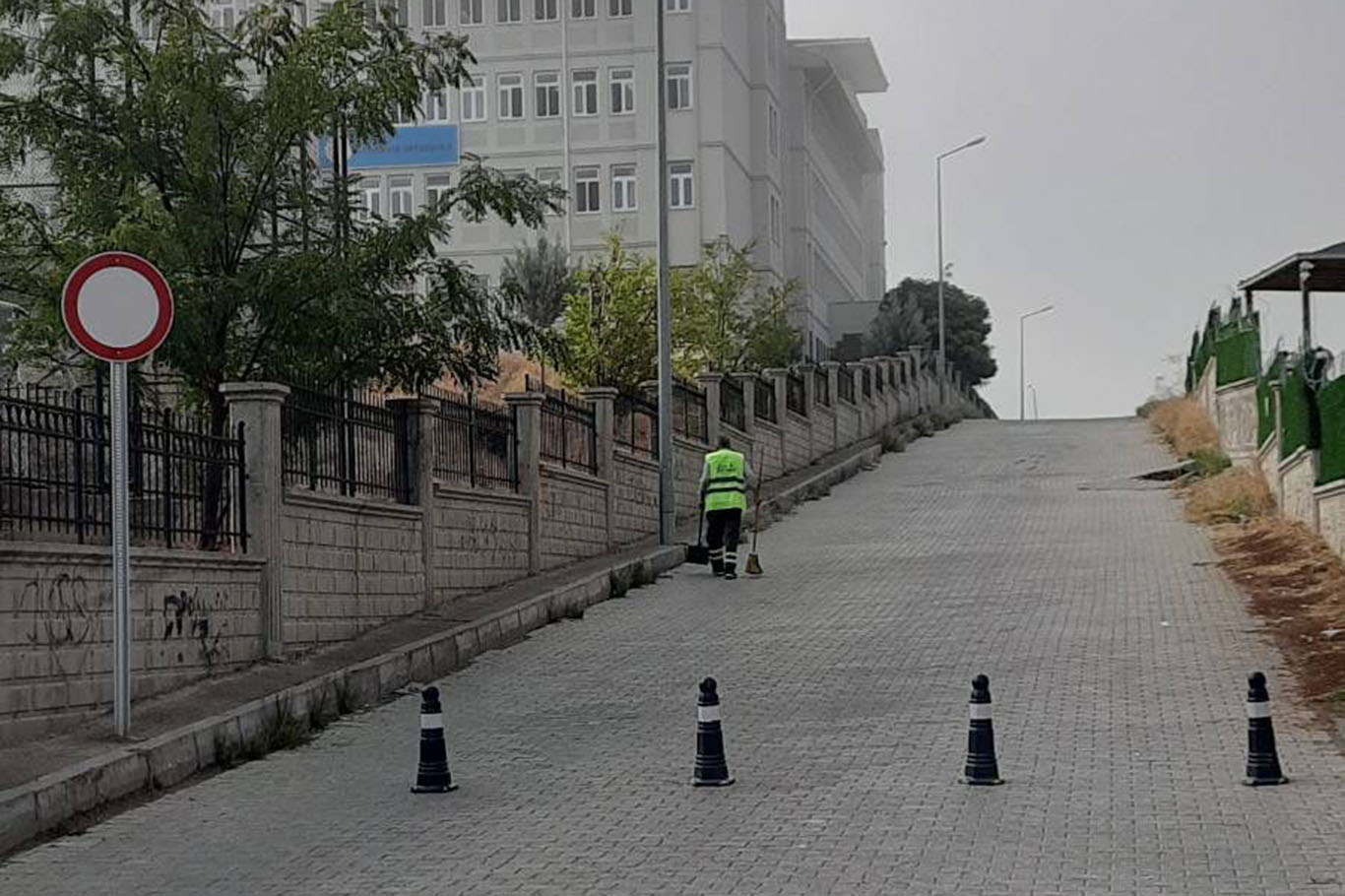 Tehlike oluşturan sokak araç trafiğine kapatıldı