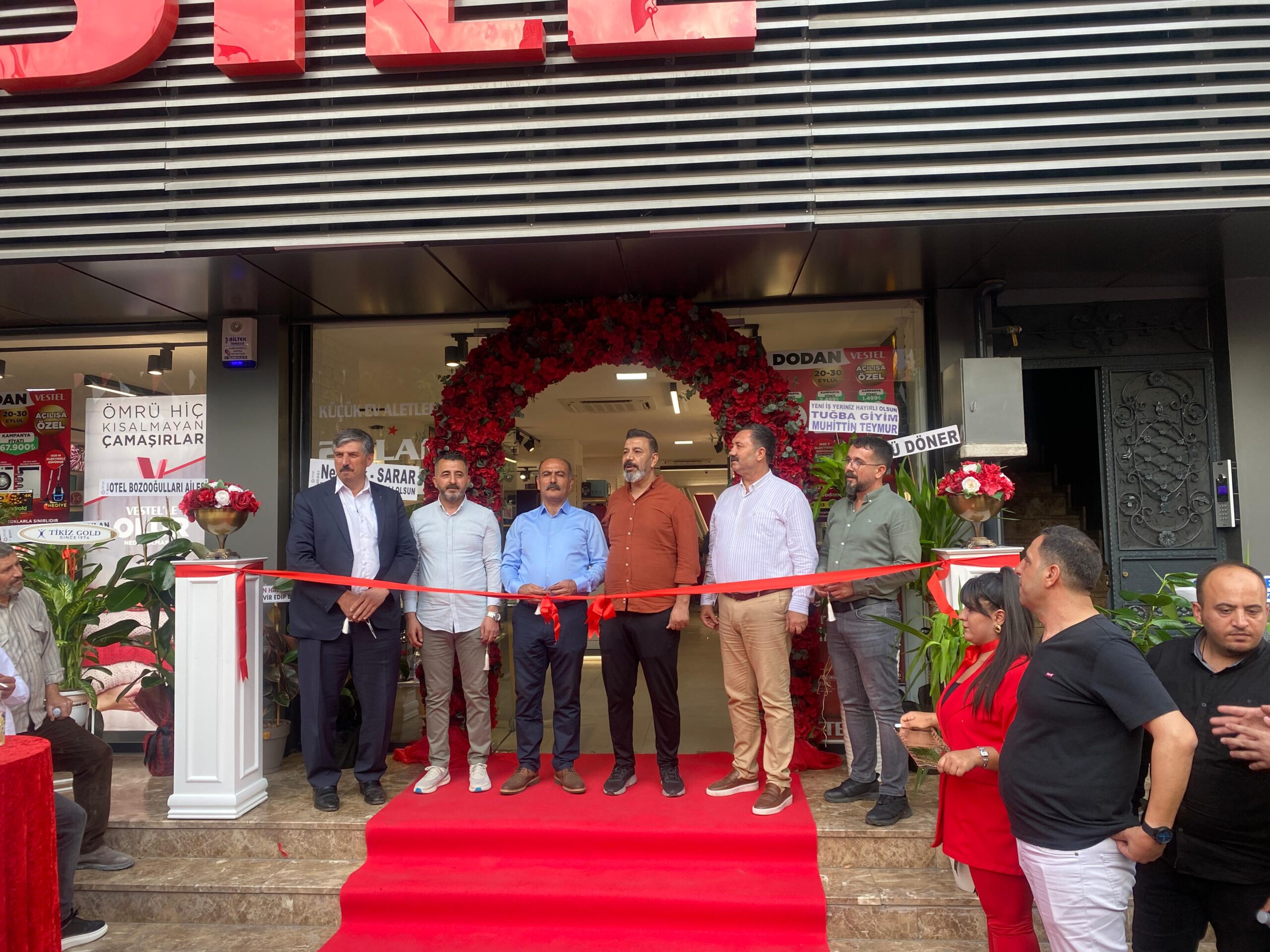 Vestel açılışına yoğun ilgi