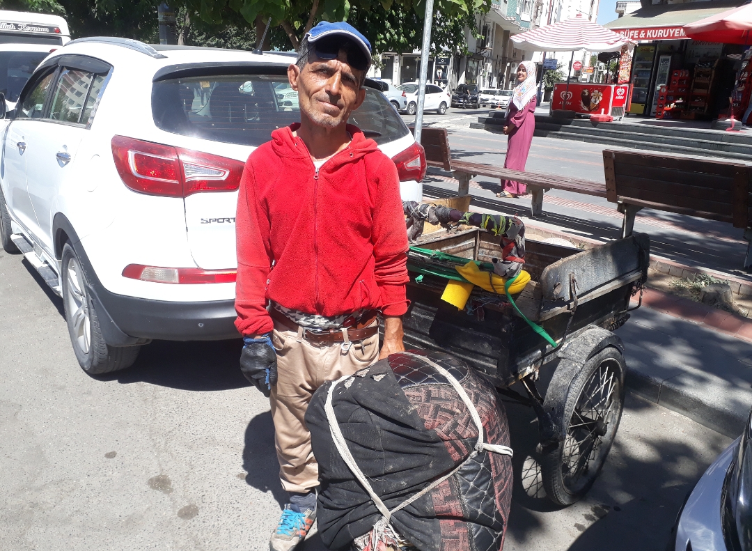 Yük taşıyarak beş çocuk besliyor