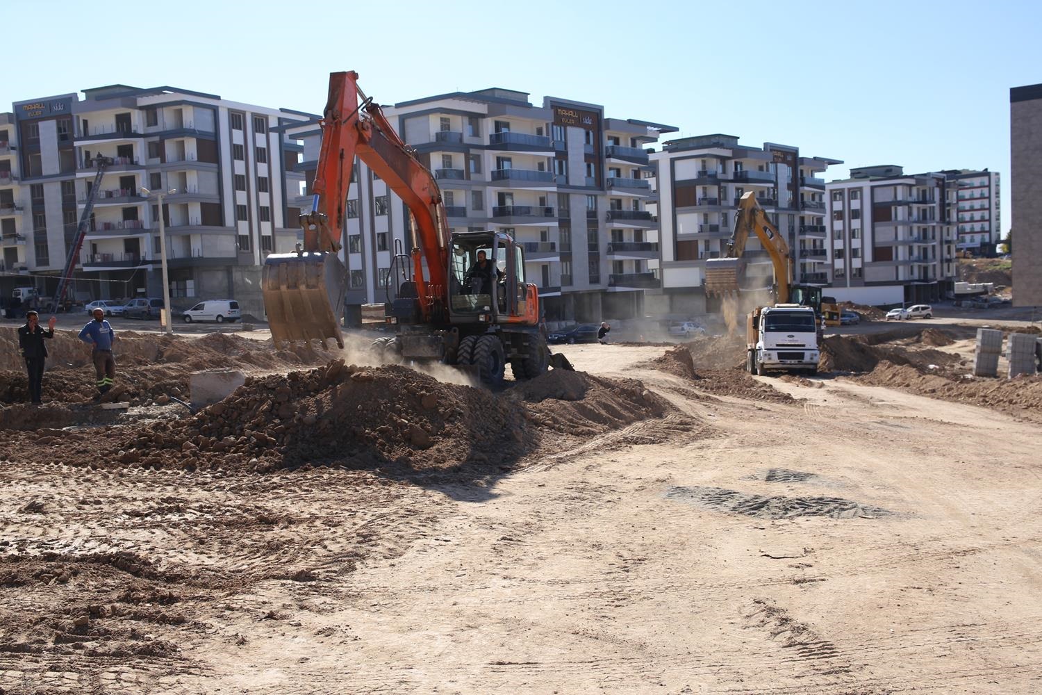 İki bölgede yollar genişletiliyor