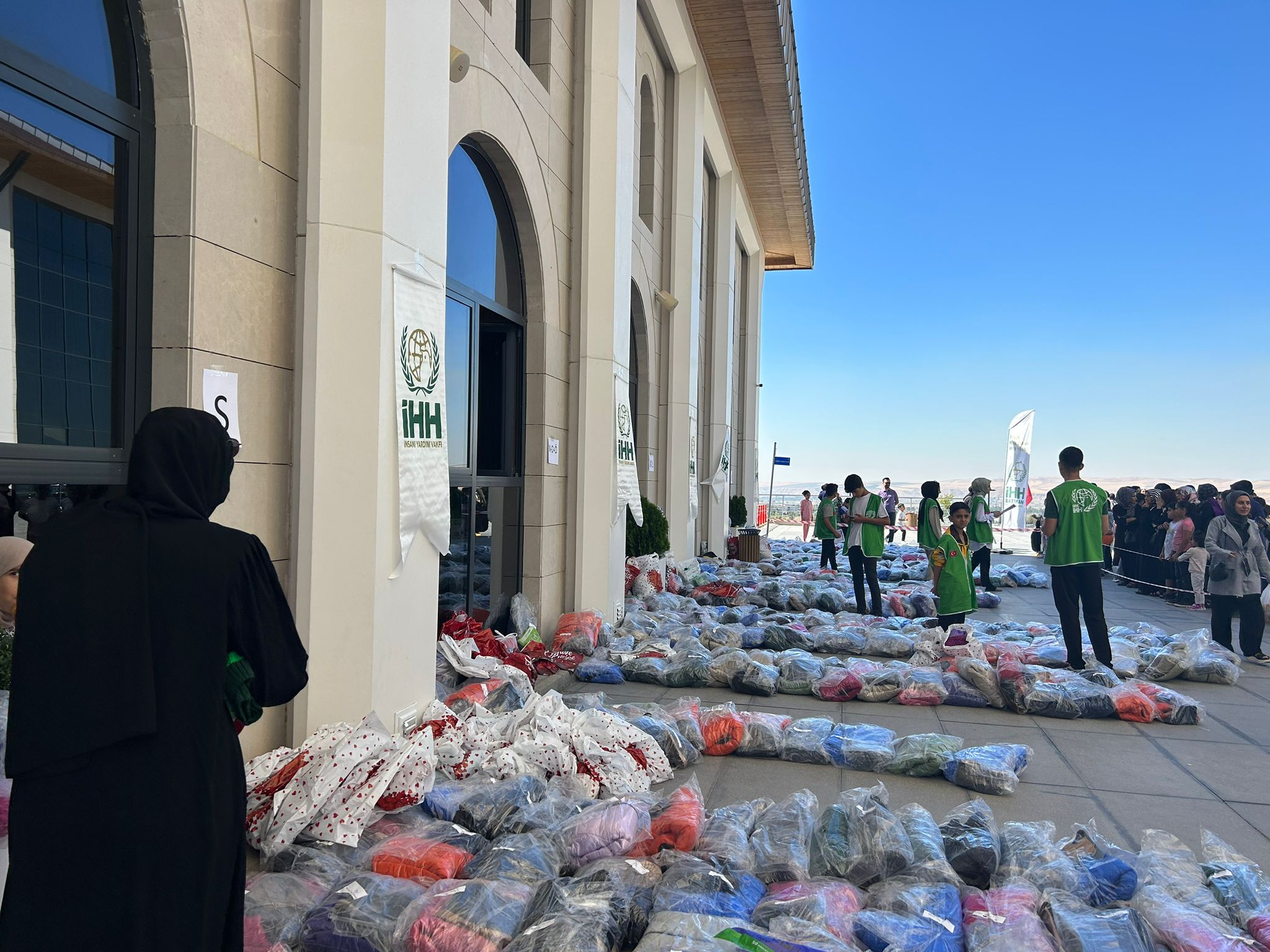 500 Yetim çocuk giydirildi