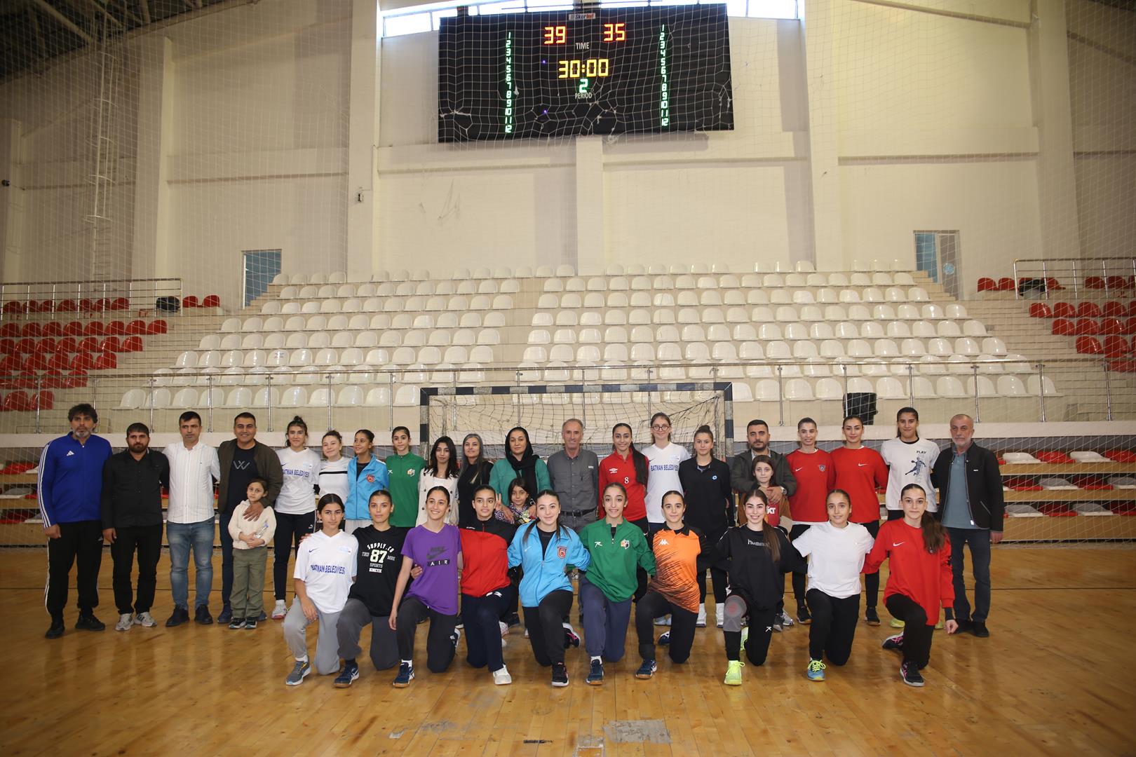 Belediye hentbol takımını yalnız bırakmadılar