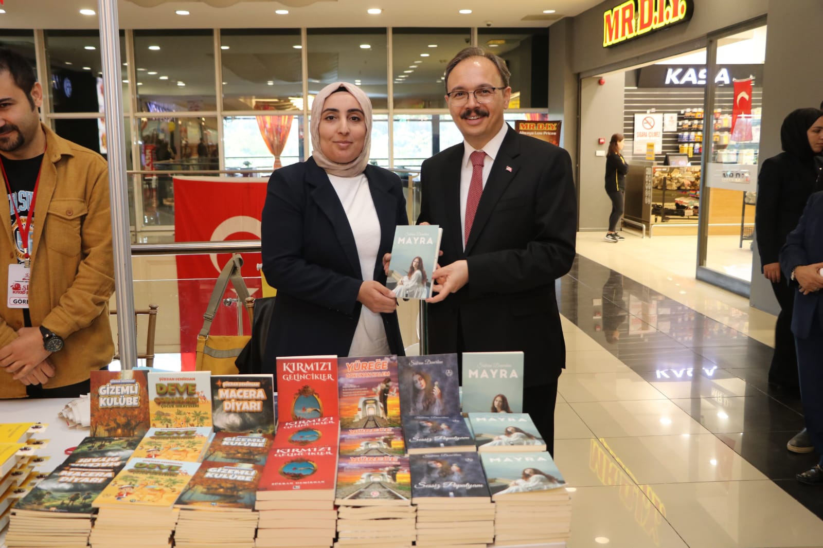 Demirhan’dan Siirt Valisine imzalı roman