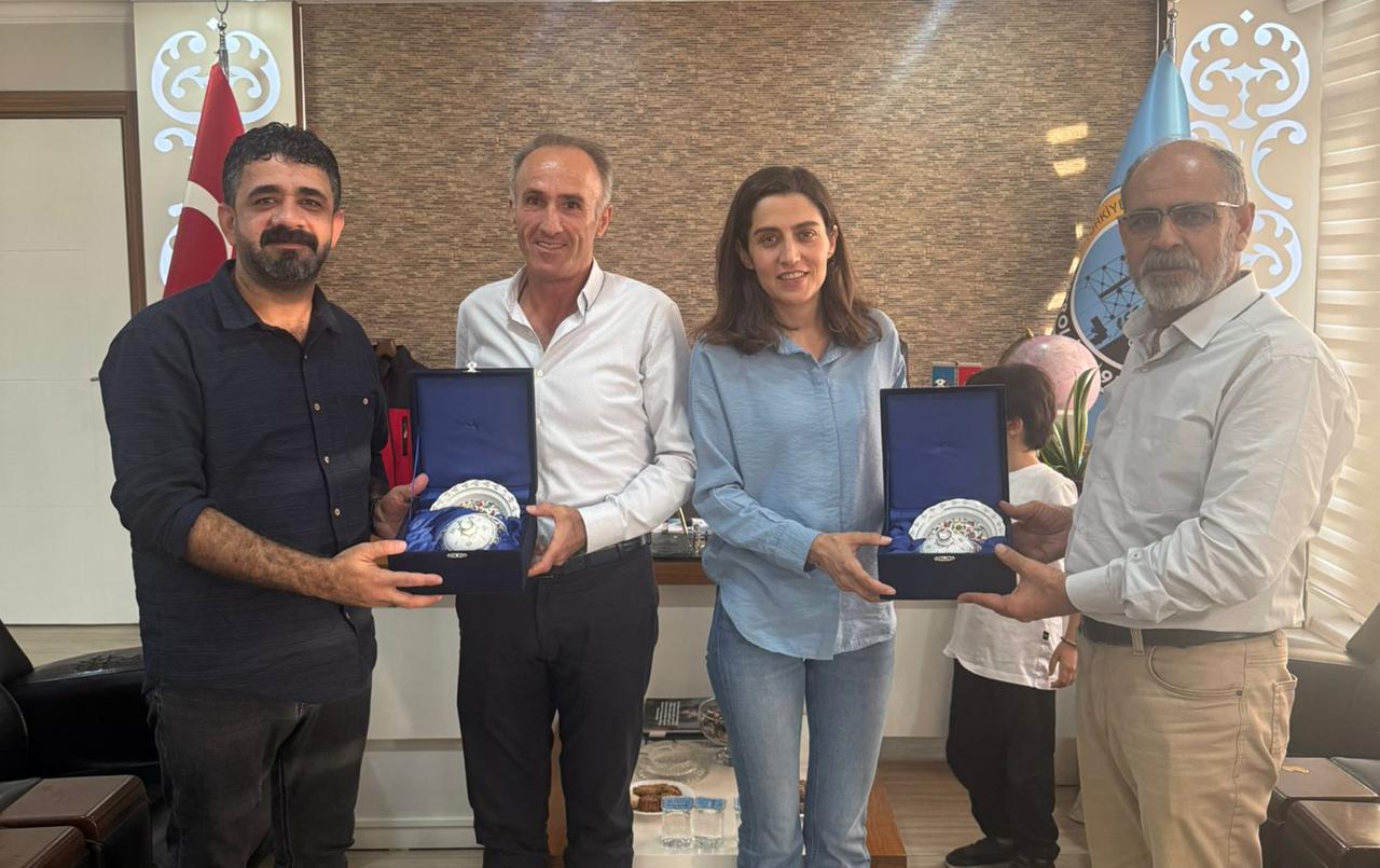 Eşbaşkanlara Petrol İş’ten plaket