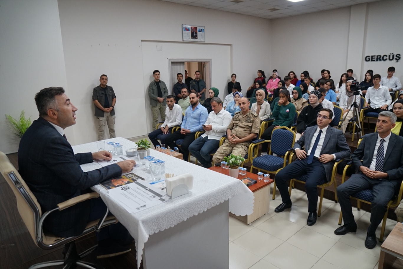 Gercüş’te lise öğrencileriyle buluştu
