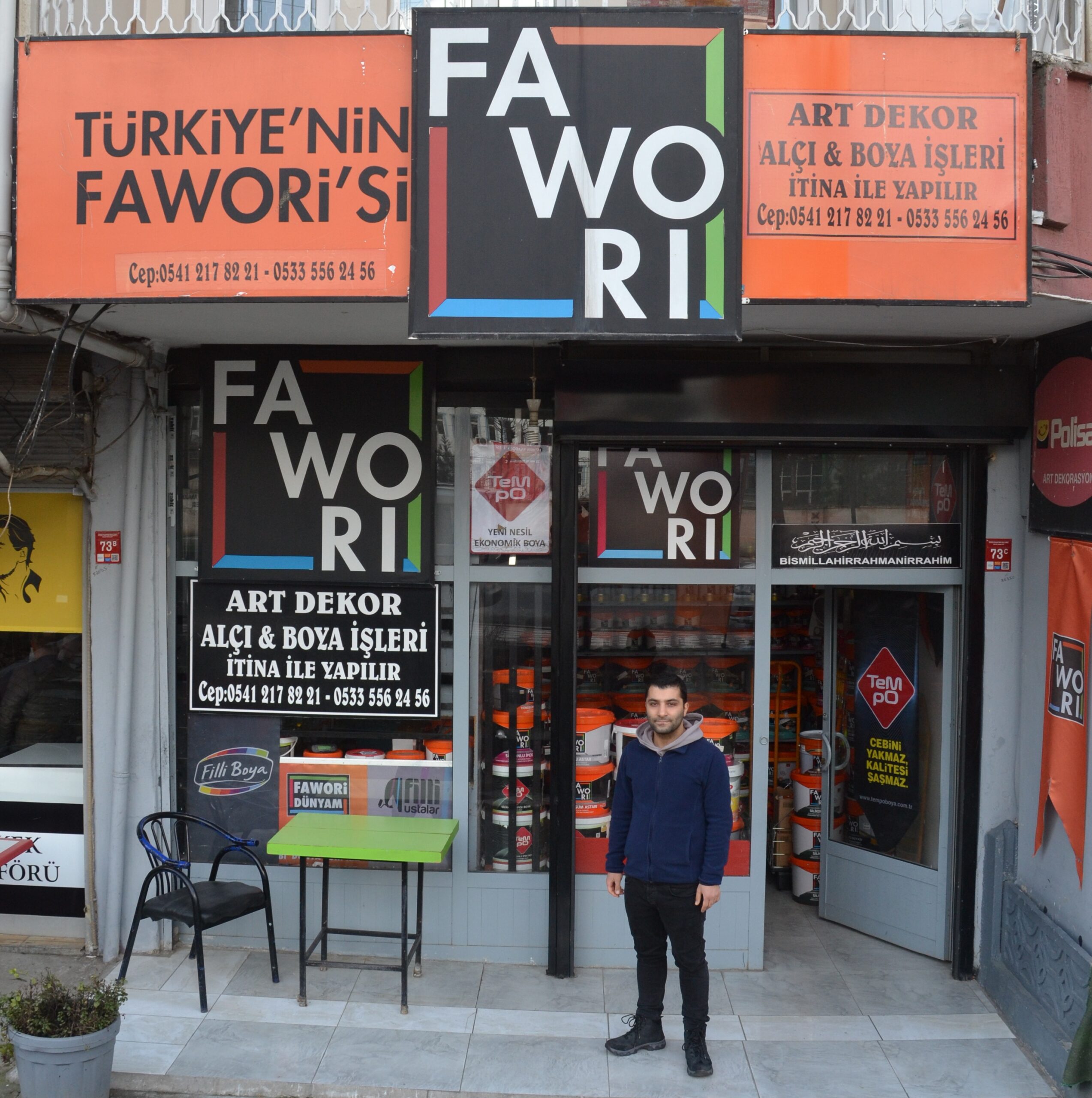 Hem boya işini hem de satışını yapıyor