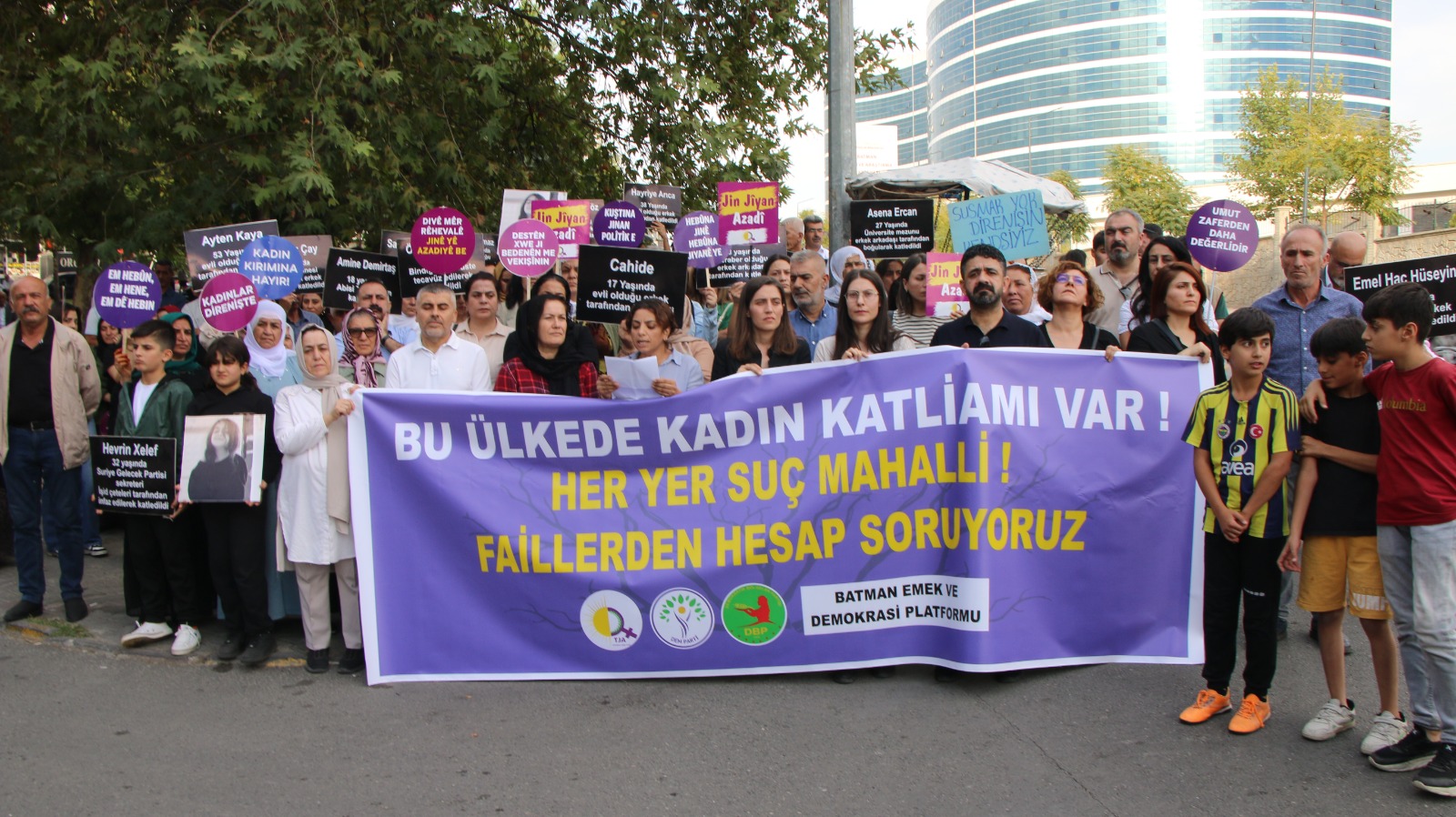 Kadın katliamlarına dikkat çektiler