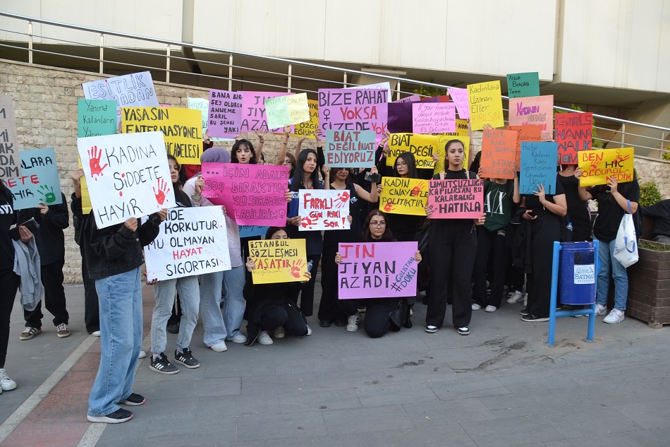 Kadın katliamlarını protesto ettiler