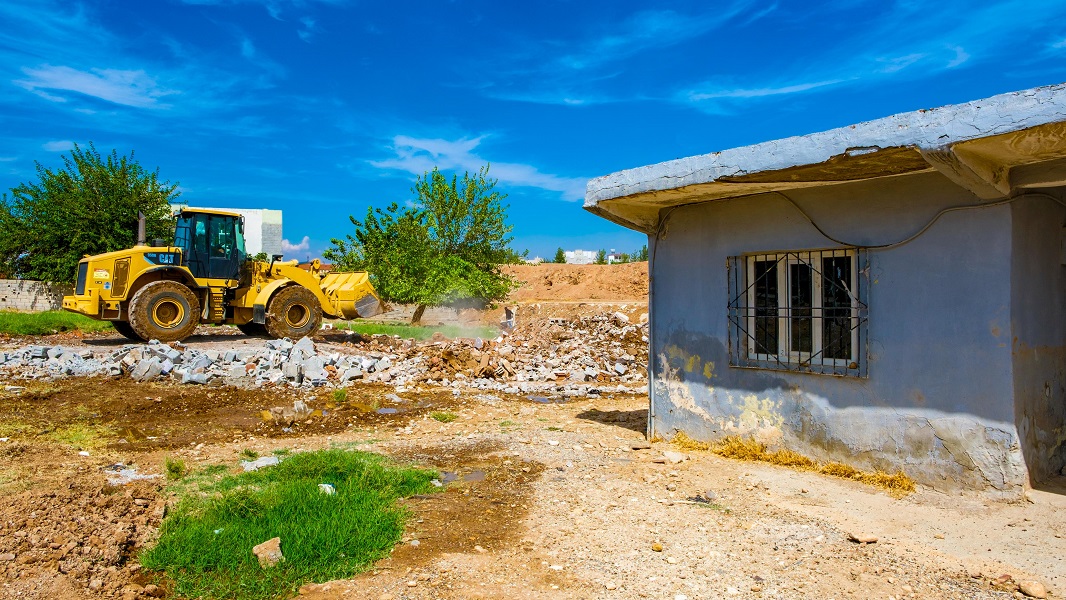 Metruk binalar yıkılıyor