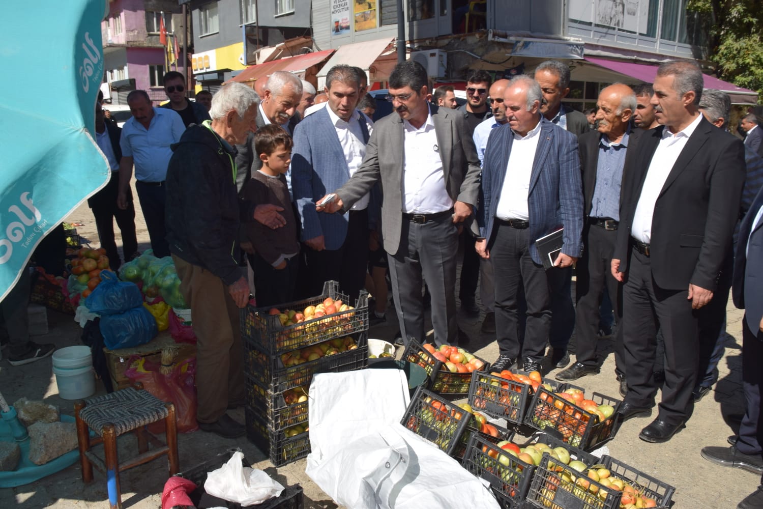 Milletvekili Nasıroğlu, halkla iç içe olmayı sürdürüyor