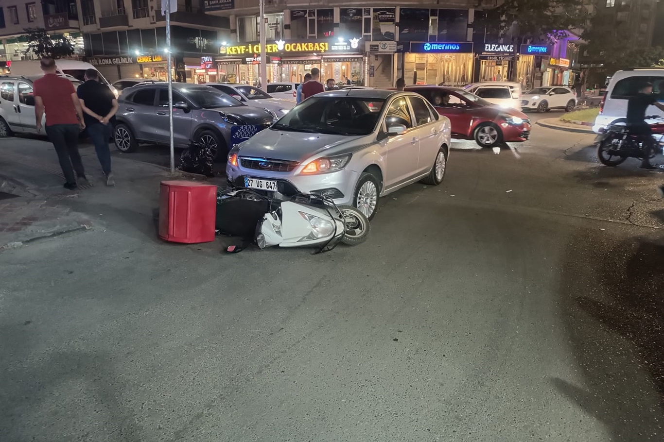 Motosiklet ile otomobil çarpıştı