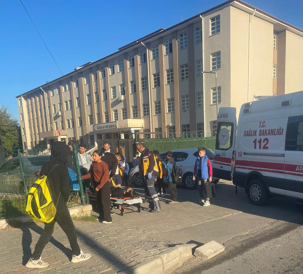 Otomobil öğrencilerin arasına daldı