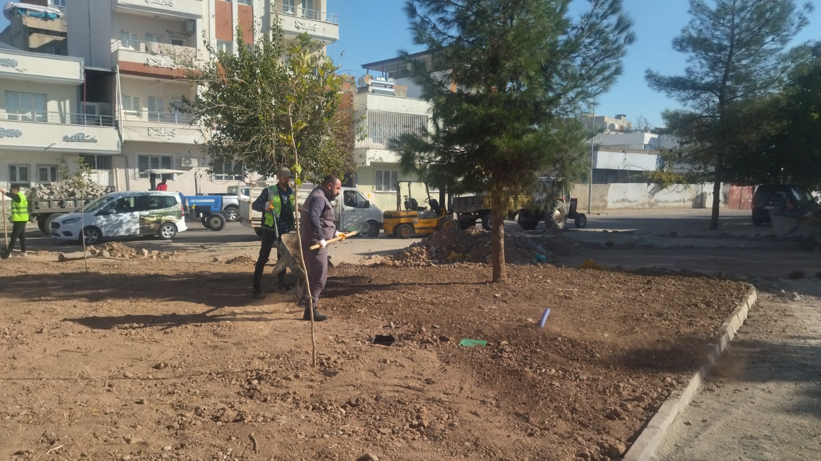 Parklar çimlendiriliyor