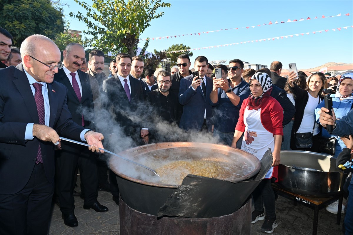 Pekmez kazanını başına geçti