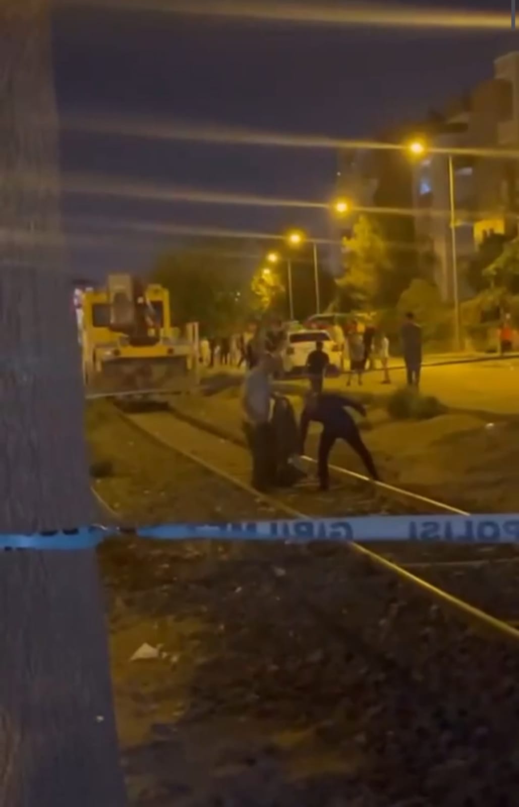 Tren rayında ezildi