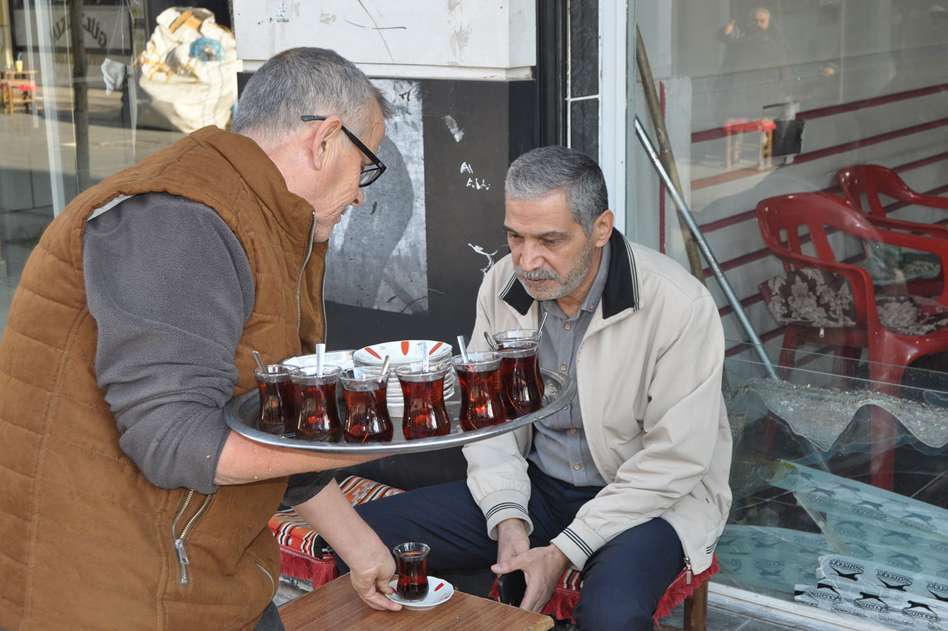 Yarım asırdır tepsiyle çay dağıtıyor