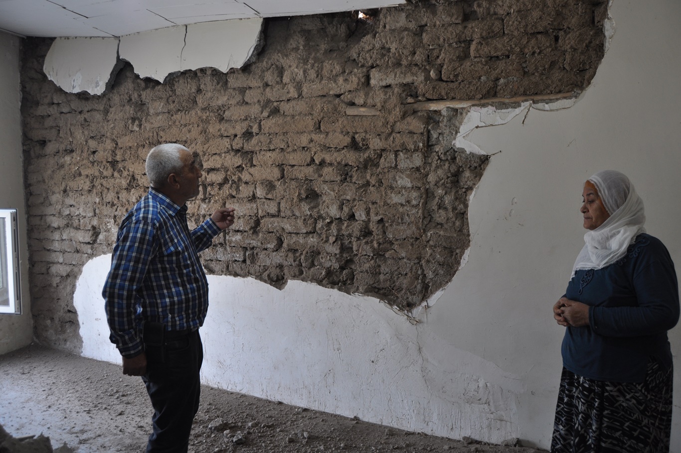 Yaşlı çift acil yardım bekliyor