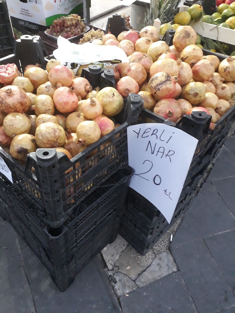 Yerli nar tezgahlara düştü