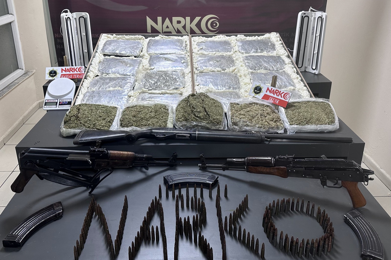 3 Eve uyuşturucu operasyonu