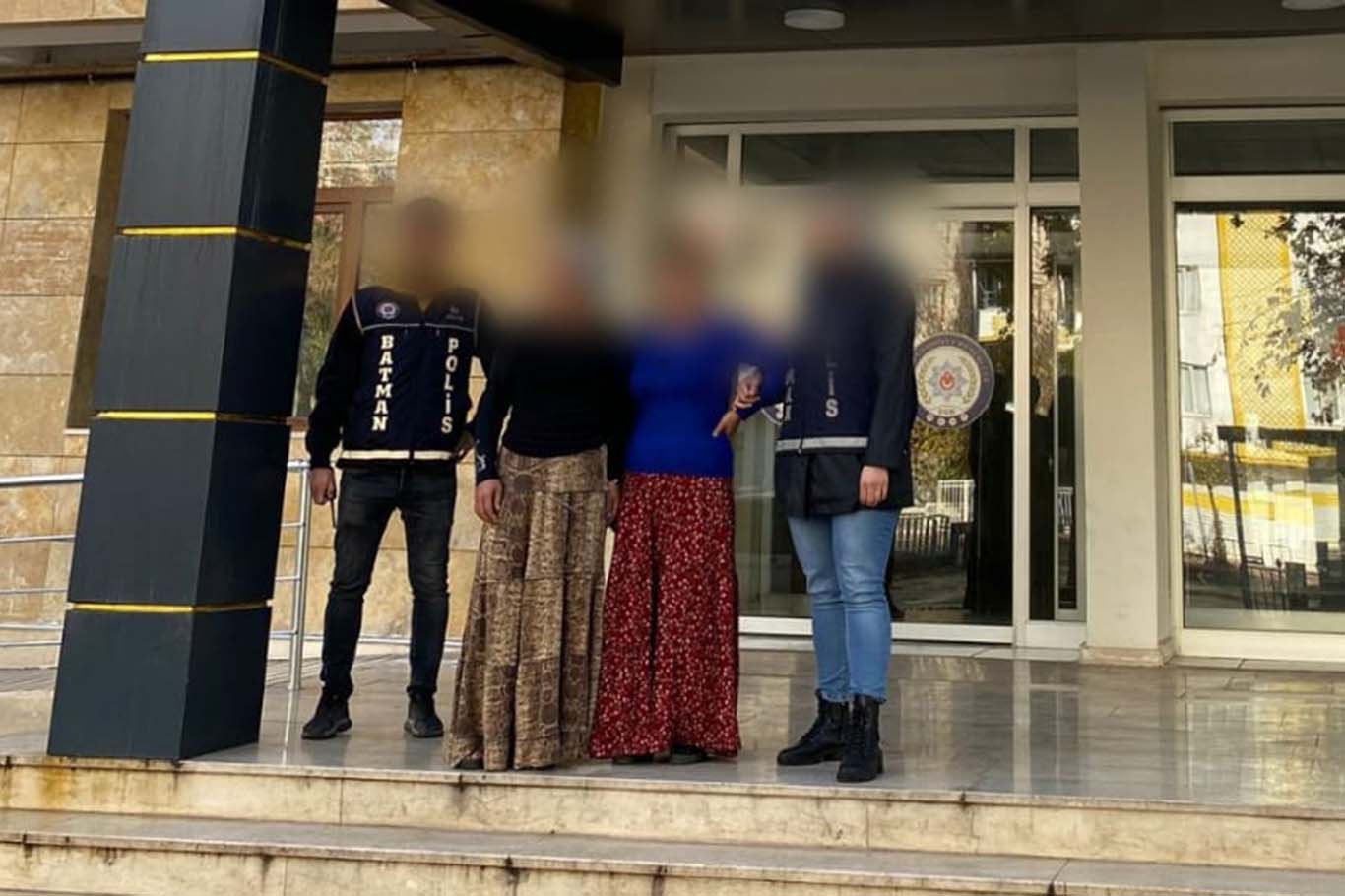 Altın çalan kadınlar yakalandı