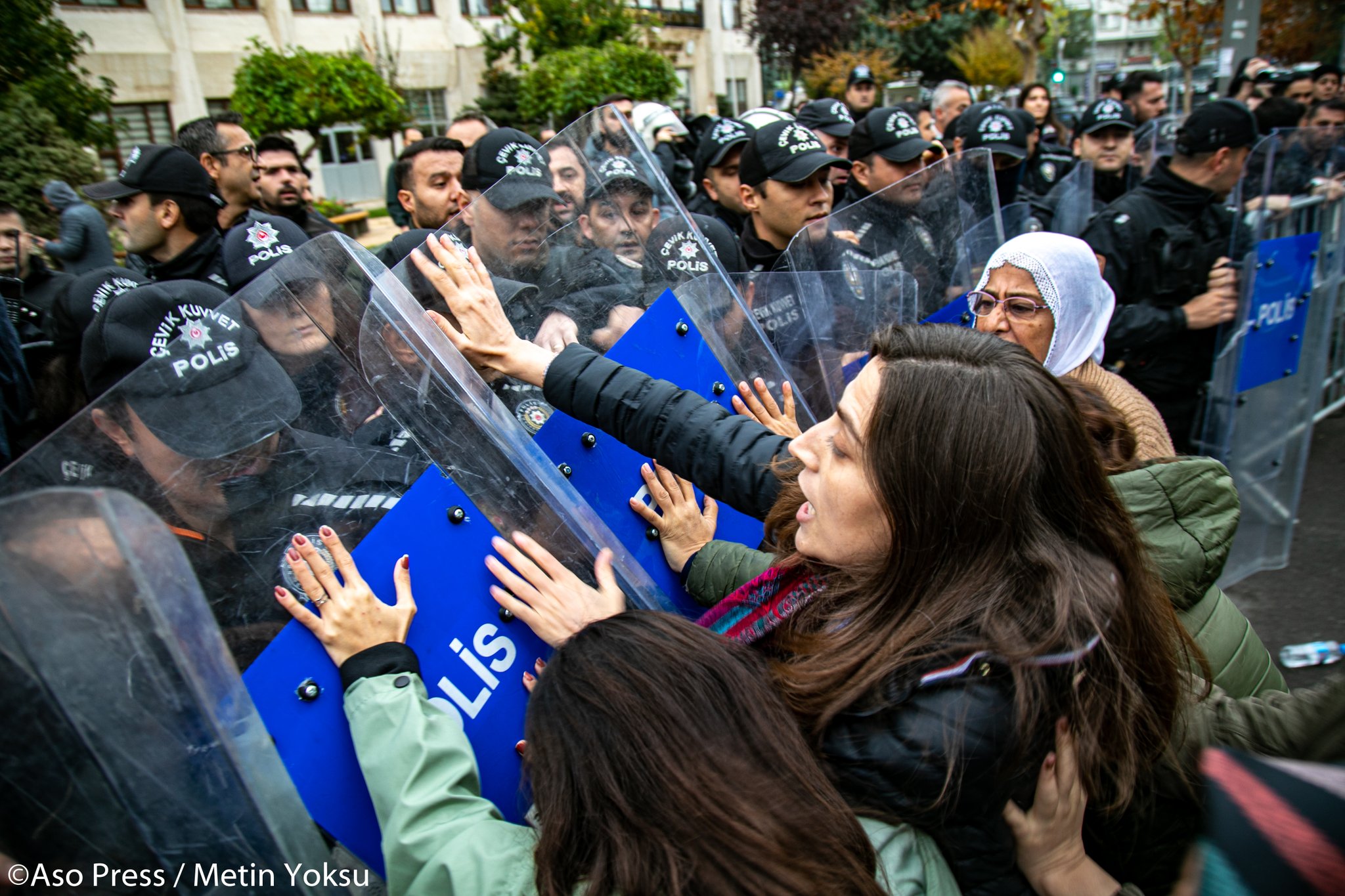 Belediye önünde gerginlik
