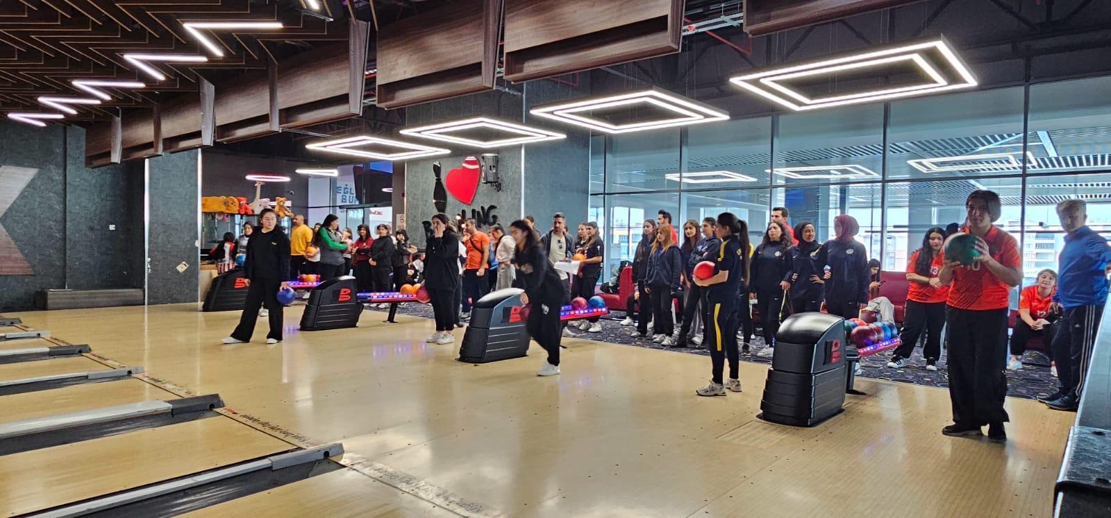 Bowling turnuvası nefes kesti