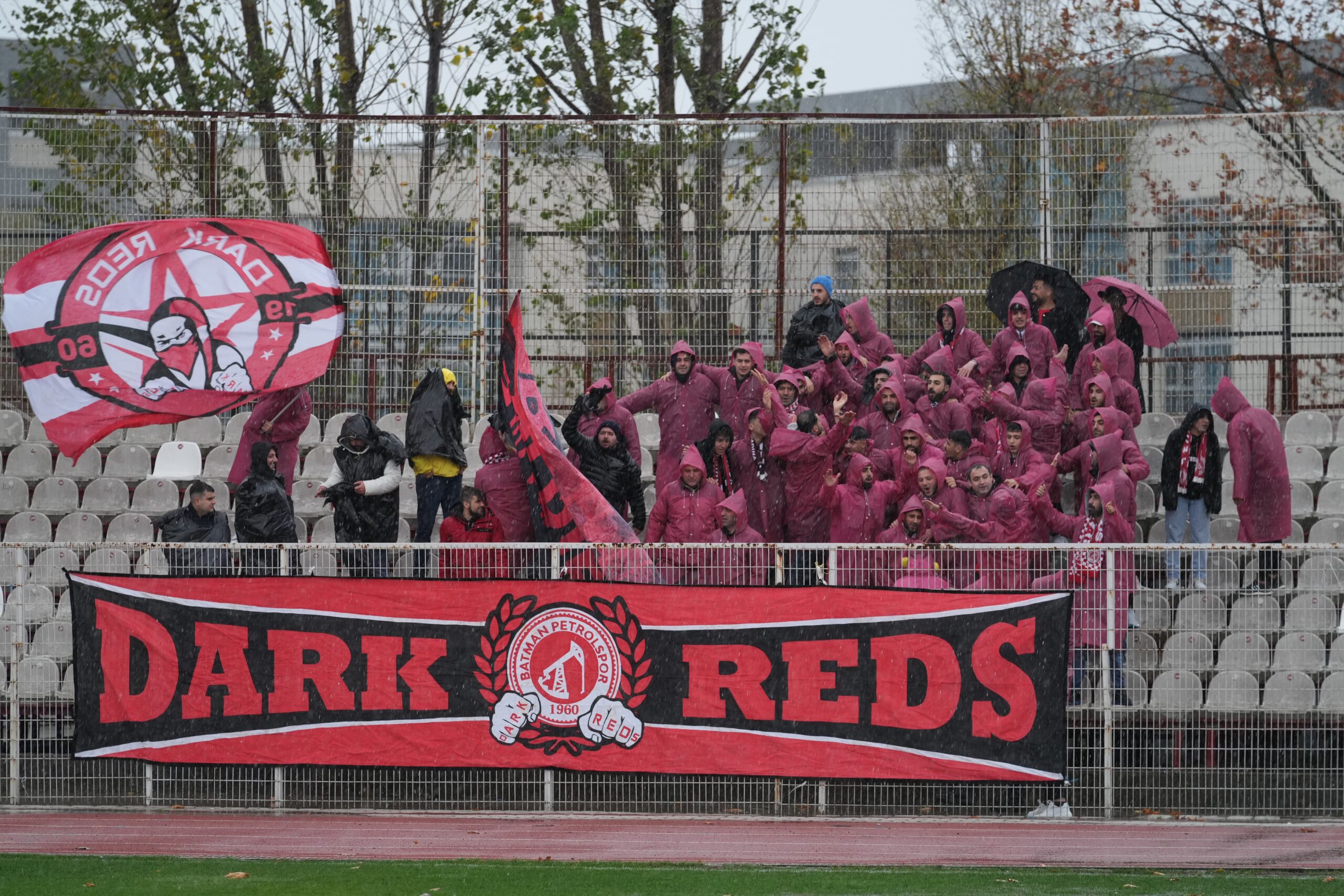 Dark Reds, kar fırtına dinlemedi