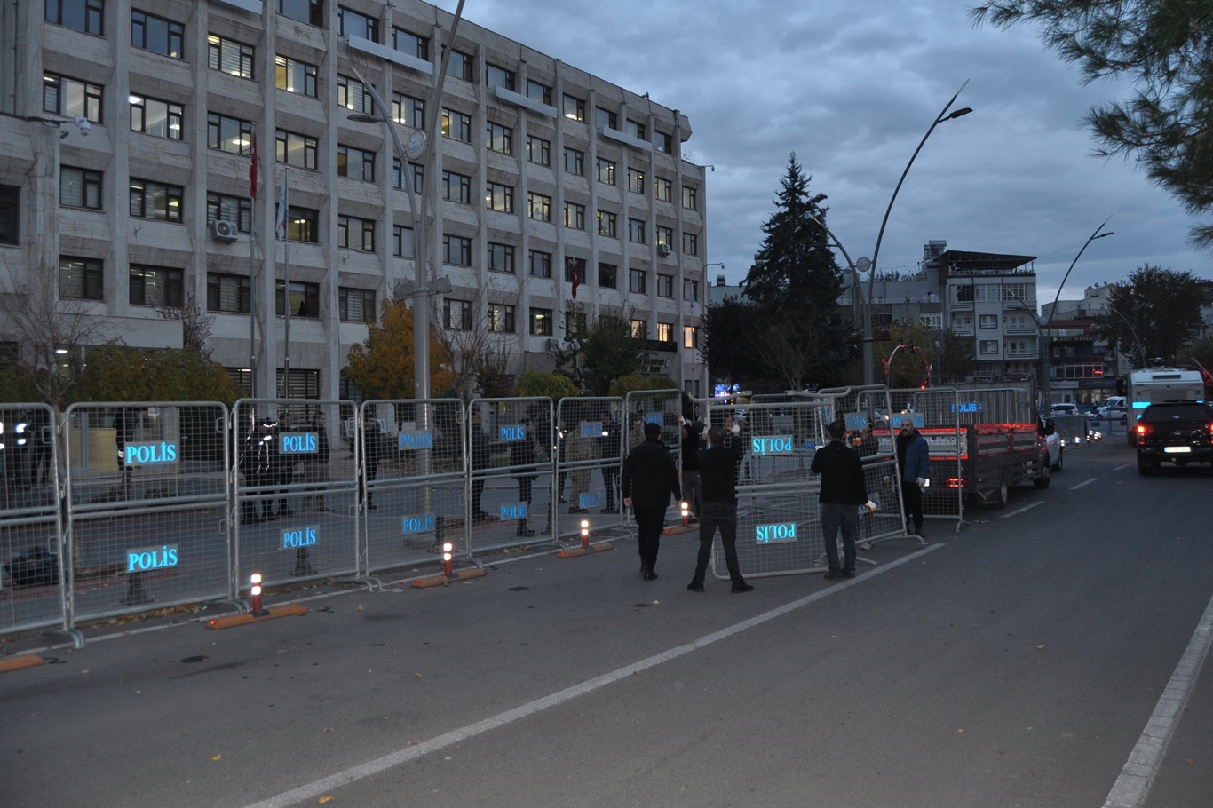 Demir bariyerler kaldırıldı