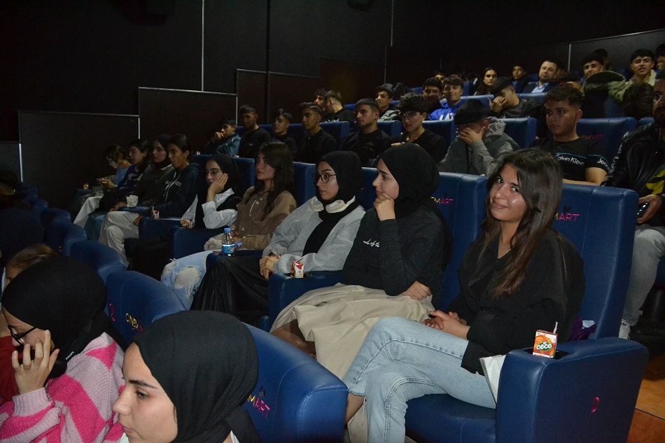 Emniyetten öğrencilere sinema keyfi