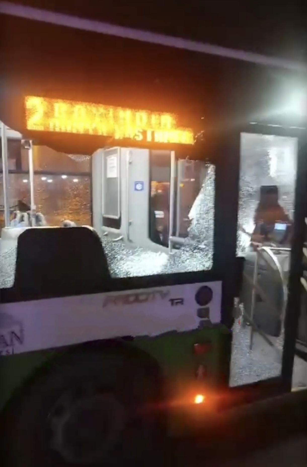 Belediye otobüsüne saldırı