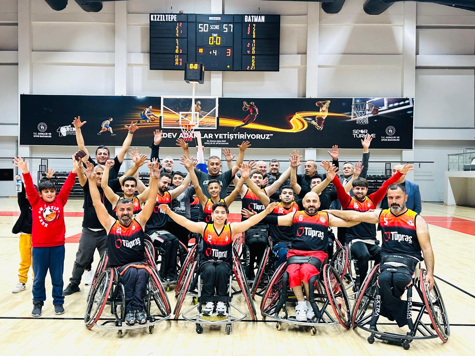 Lige galibiyetle başladılar