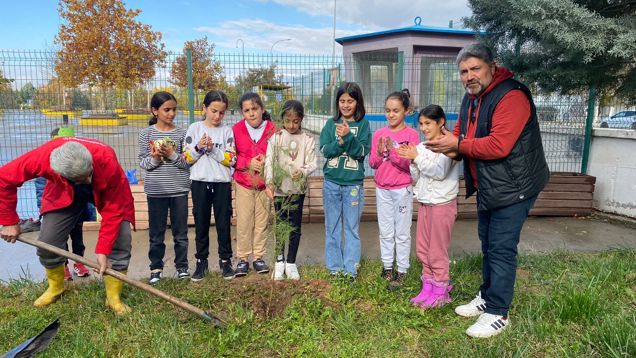 Öğrencilerden fidan dikimi